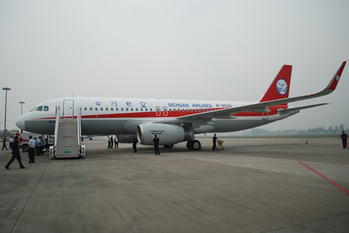 川航首架鲨鳍小翼A320抵蓉 全空客机队增至76架