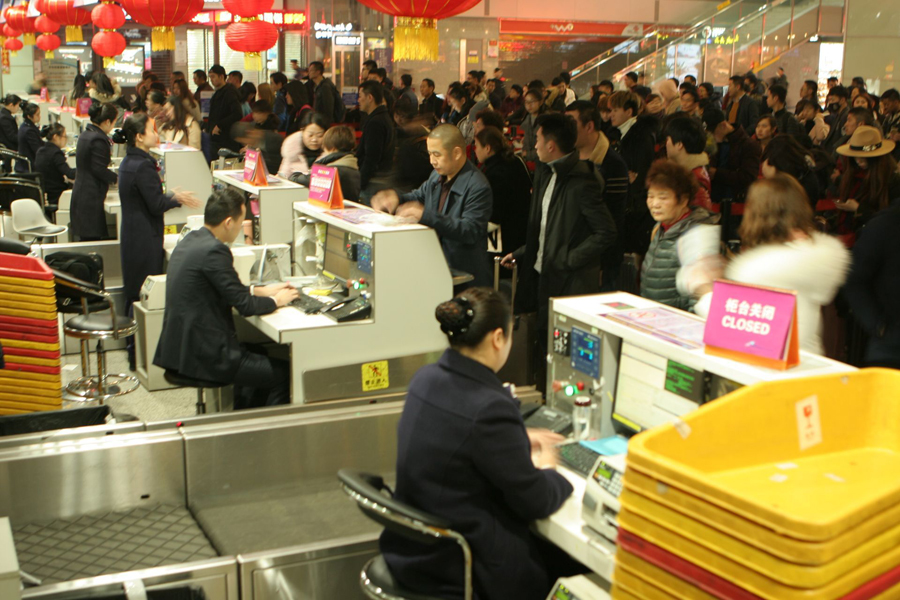 成都机场迎返程客流最高峰 往北上广深“一票难求”