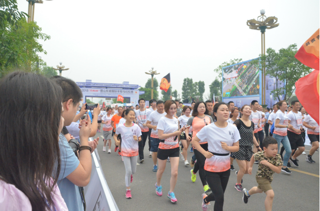 2018“万科杯”眉山东坡国际半程马拉松开跑 10000名选手参赛