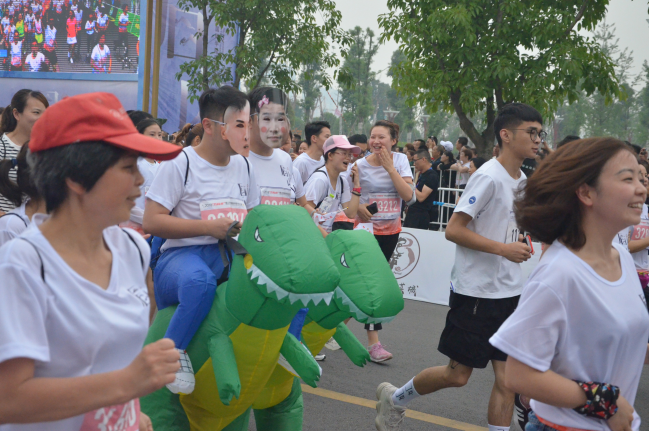 2018“万科杯”眉山东坡国际半程马拉松开跑 10000名选手参赛